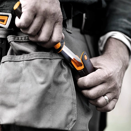 Image de Couteau MULTI USAGE -  FISKARS + AFFUTEUR - L'unité